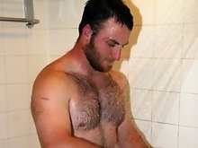 Masculine bear guy enjoys posing and teasing on cam